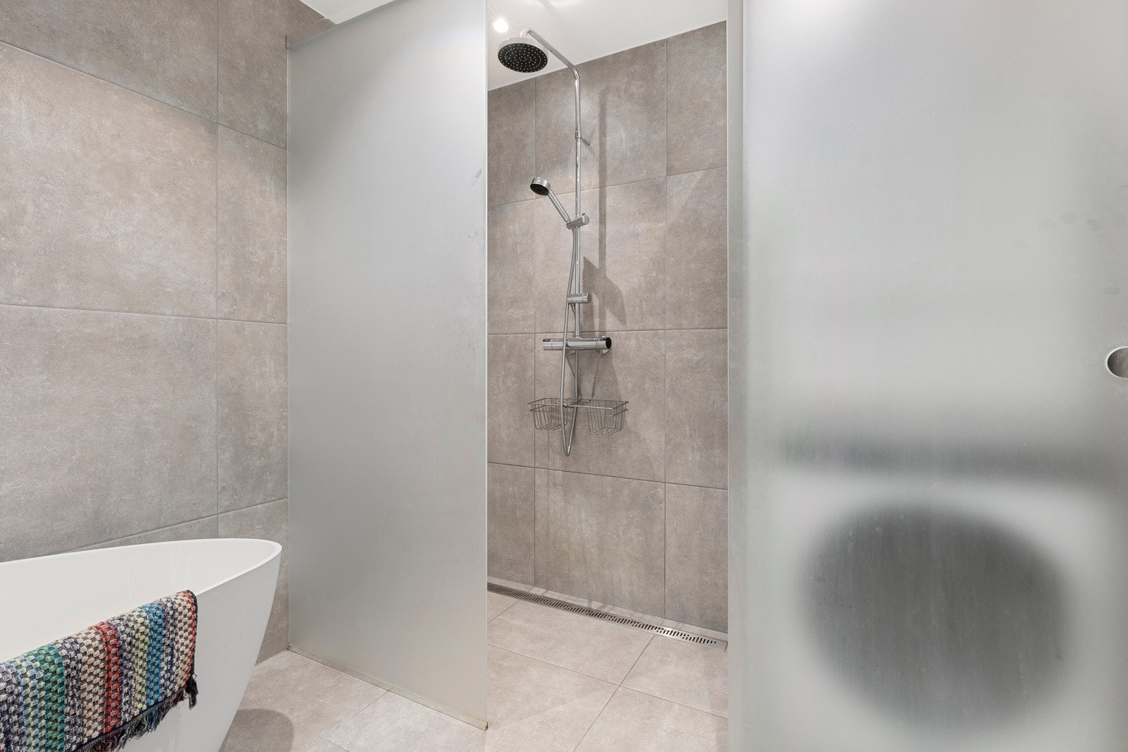 Badet har en romslig dusj Galleribilde