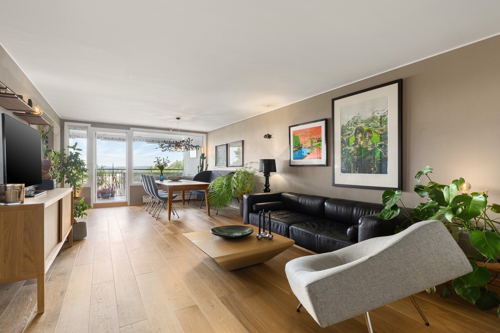 Store vinduer ut mot terrassen gir godt lysinnslipp Galleribilde