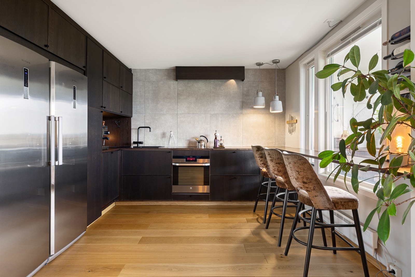 Åpen kjøkkenløsning med pen innredning fra 2018 Galleribilde