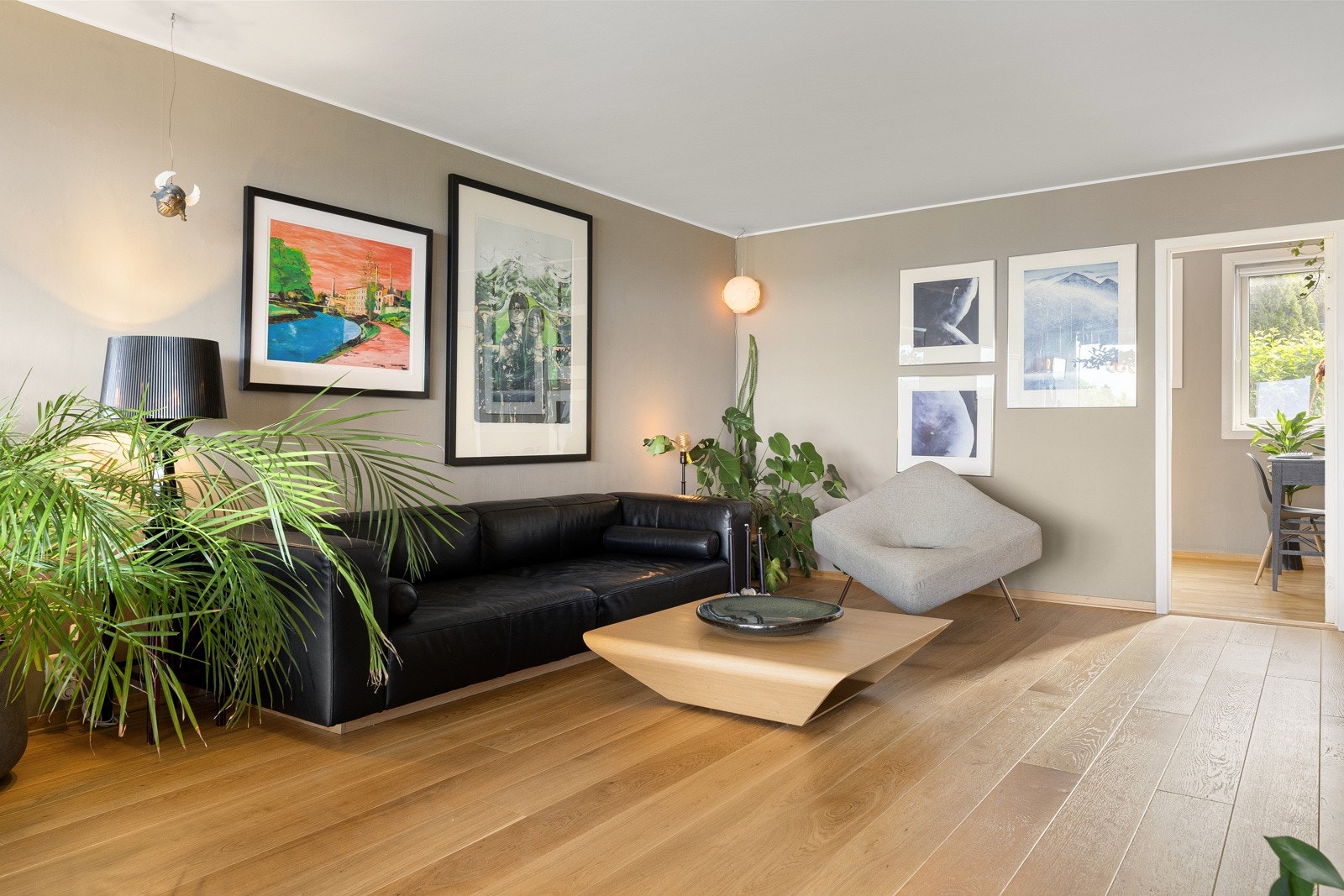 Leiligheten har en lys og hyggelig stue med god plass Galleribilde