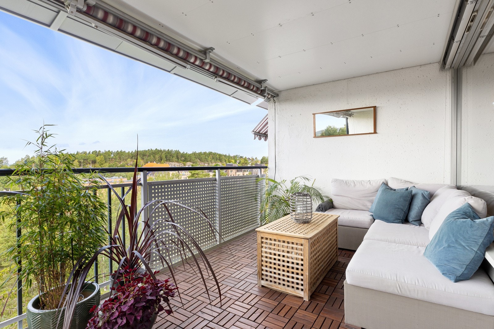 Fra stue er det utgang til romslig balkong mot vest Galleribilde