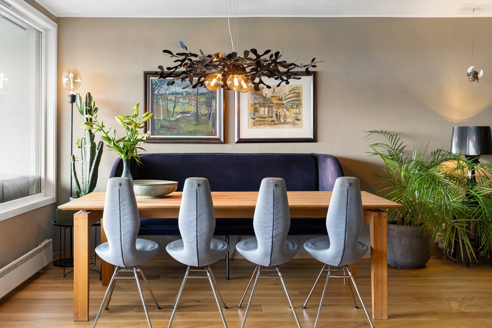 I stuen har man god plass til romslig spisestue Galleribilde