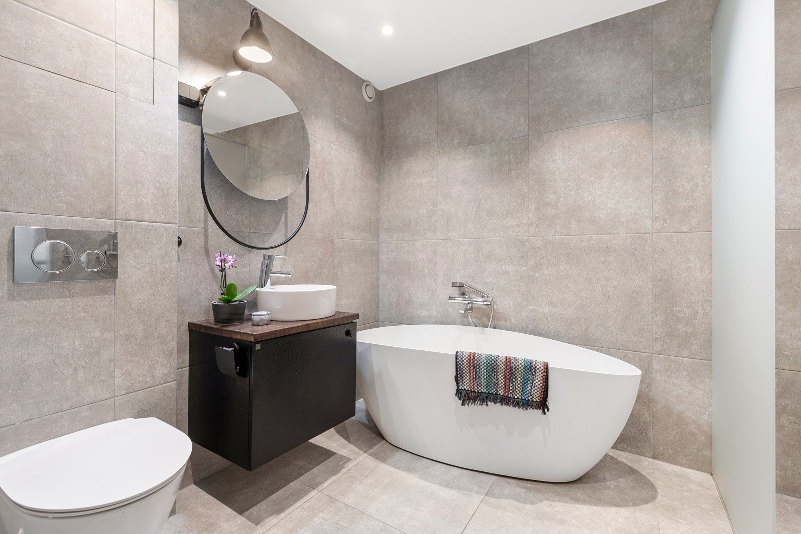 Flott bad fra 2018 med badekar, romslig dusj og opplegg vaskemaskin Galleribilde