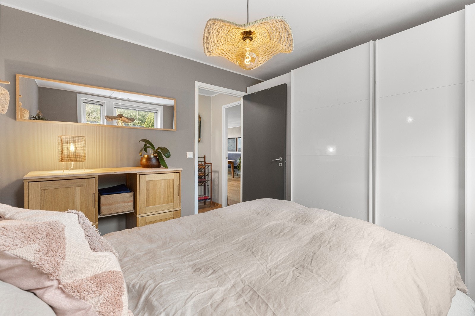 Hovedsoverom med stor skyvedørsgarderobe Galleribilde