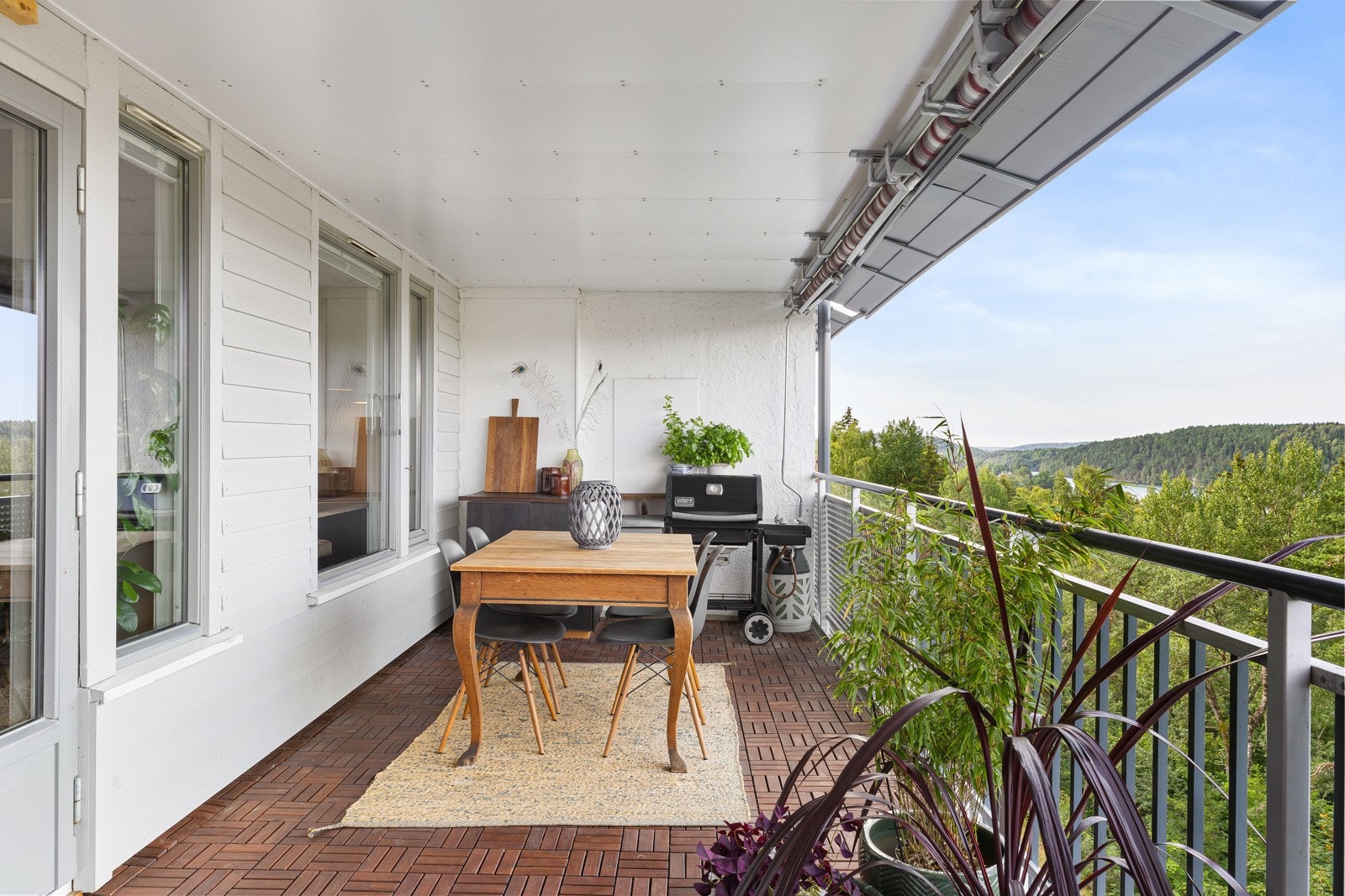 Det er plass til både spisebord og sittegruppe Galleribilde