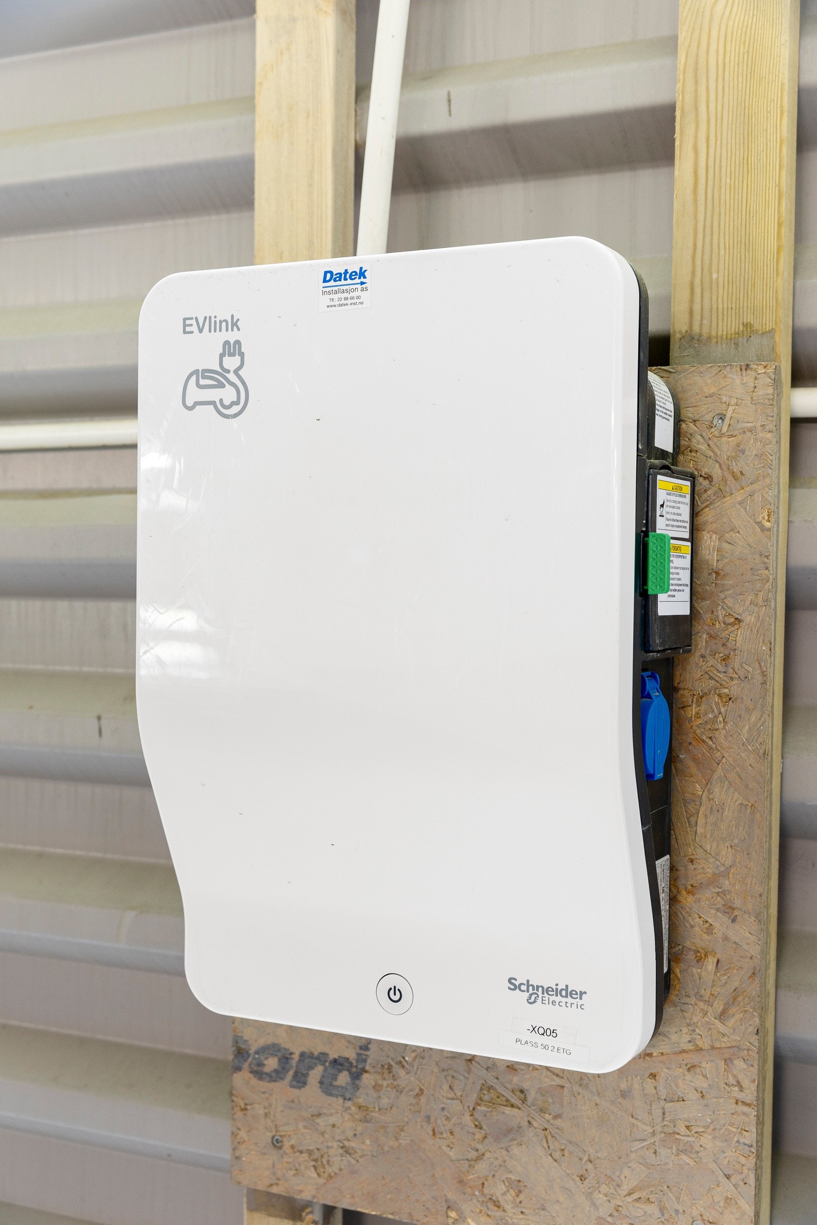 Biloppstillingplass med ladeboks til el-bil Galleribilde