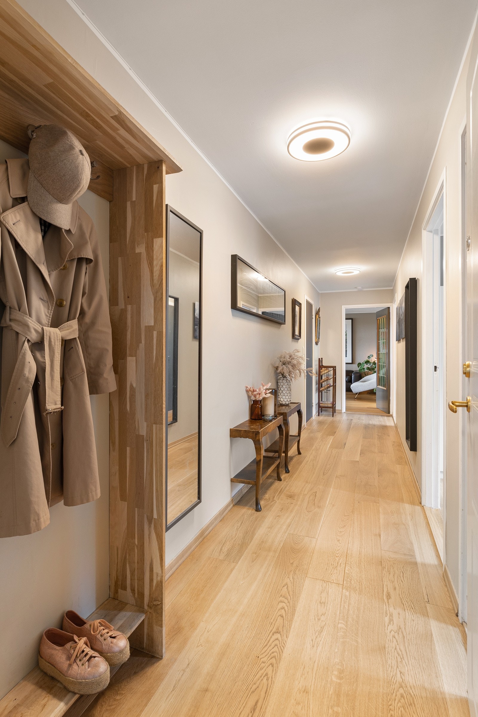 Entré med plass til å henge av seg Galleribilde