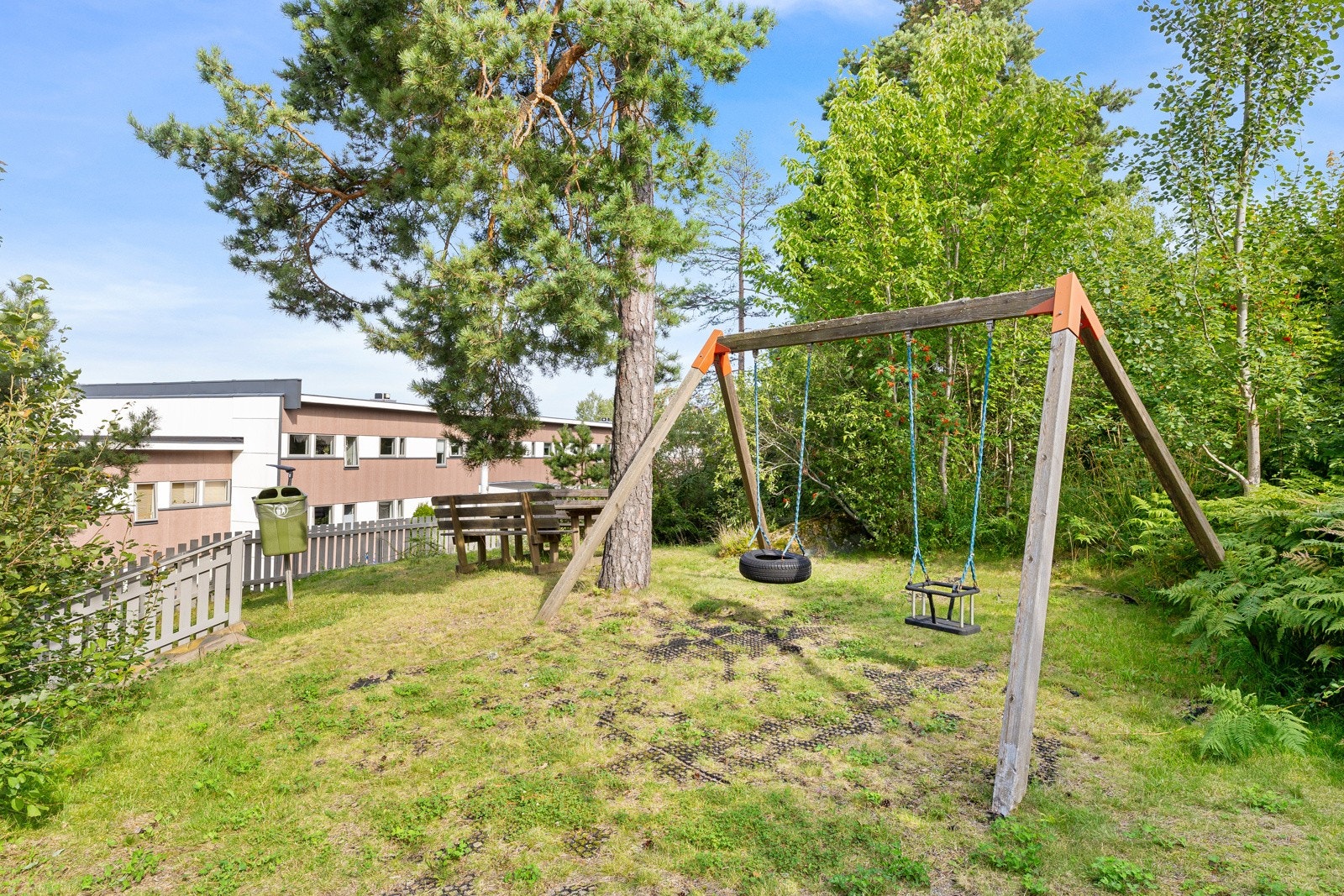 Opparbeidet uteareal med lekeapparat Galleribilde