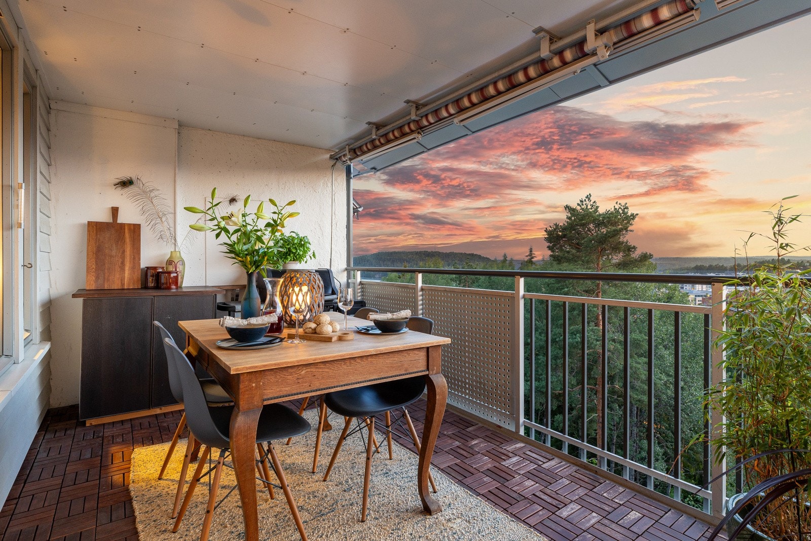 Hyggelig stemning på vestvendt balkong Galleribilde