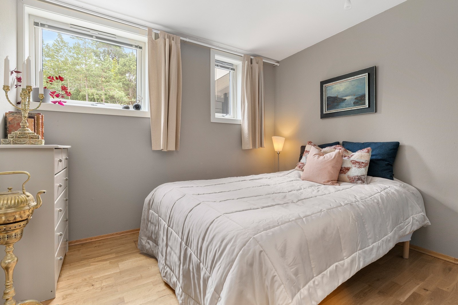 Soverom 2 med plass til dobbeltseng Galleribilde