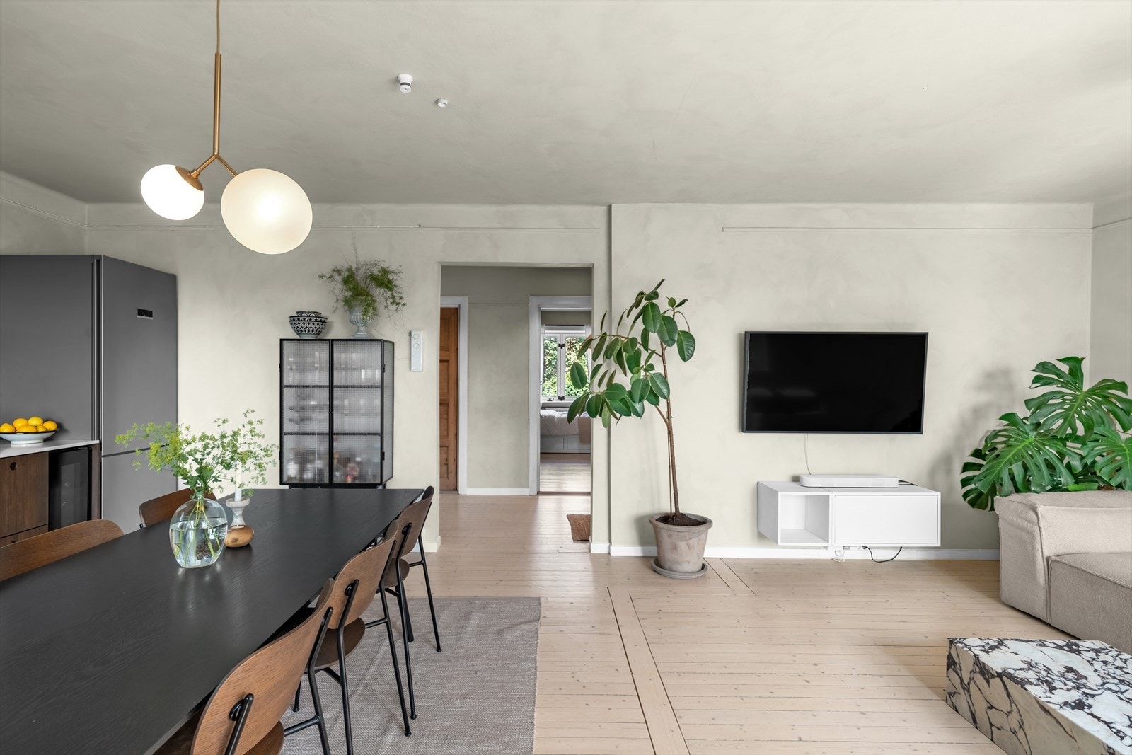 God plass til stor spisegruppe i naturlig tilknytning til kjøkkenet Galleribilde