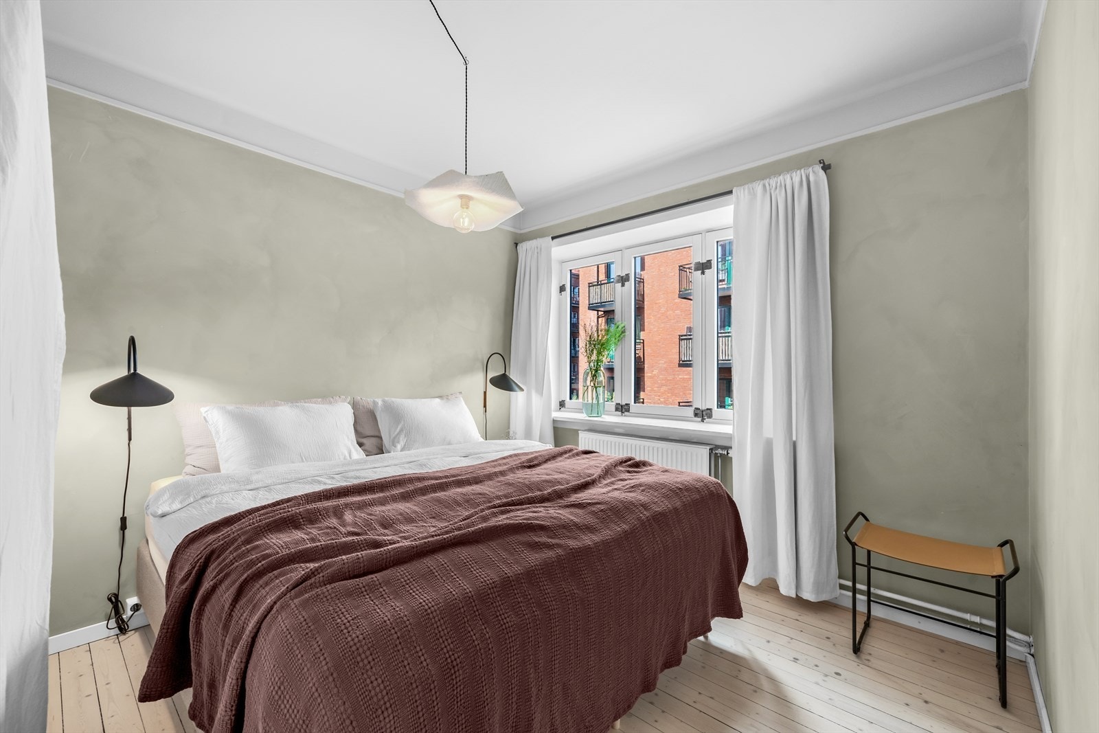 Hovedsoverommet har plass til dobbeltseng, tilhørende nattbord og øvrig møblement Galleribilde