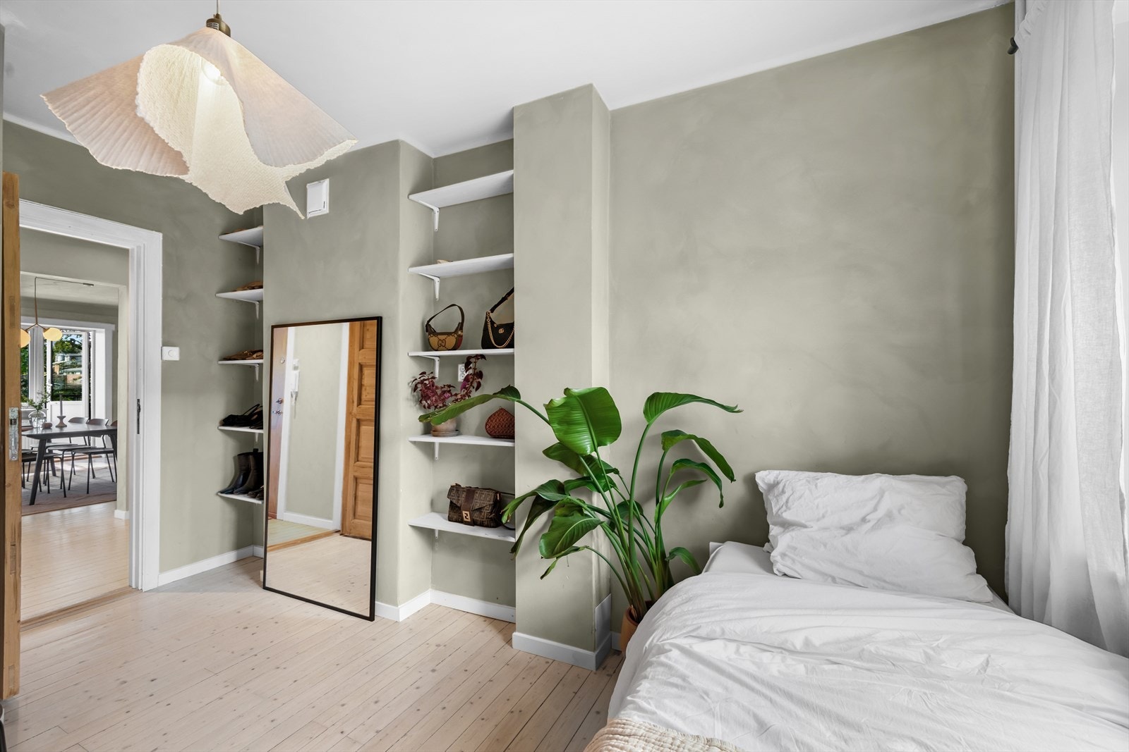 Smart løsning med hyllesystem som gir ekstra oppbevaring Galleribilde