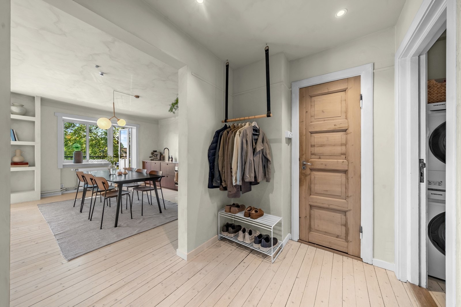 Leiligheten har originale heltre gulvbord som ble slipt og lakket i 2021 - Overflater ble malt i 2024 Galleribilde