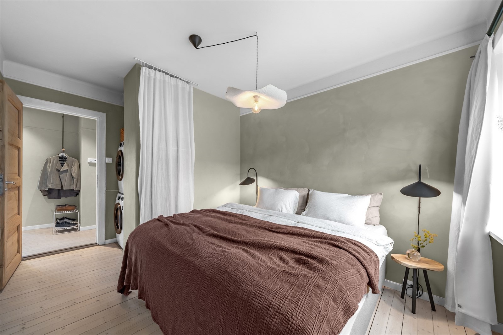 Leiligheten har to gode soverom som begge ligger vendt ut mot rolig og enveiskjørt gate Galleribilde