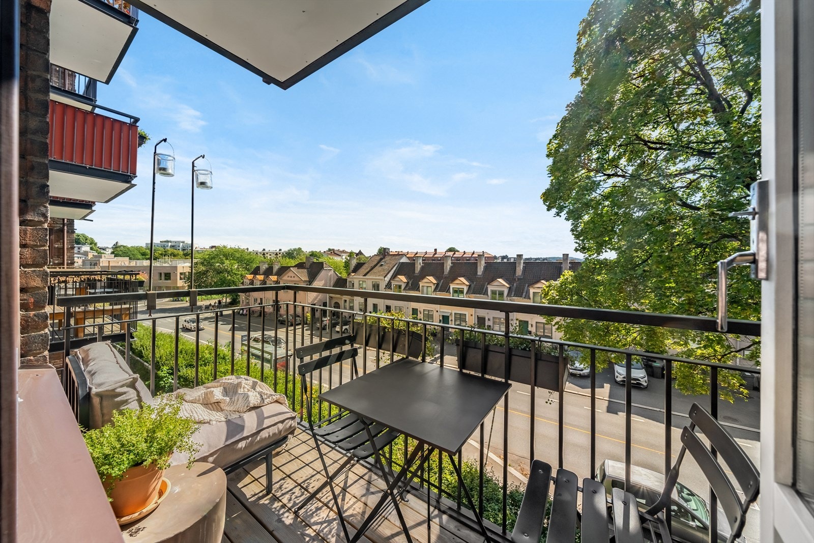 Lekker 3-roms beliggende i 2. etasje på et høydedrag - her får du flott utsikt og en svært solrik balkong Galleribilde