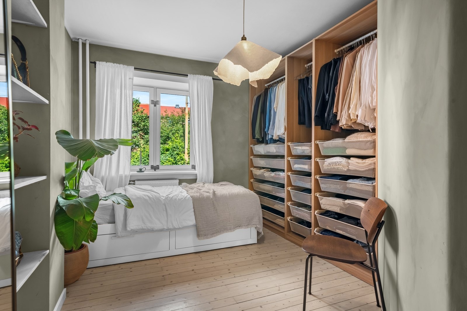 Soverom er også av god størrelse - God plass til dobbeltseng og garderobeløsning Galleribilde