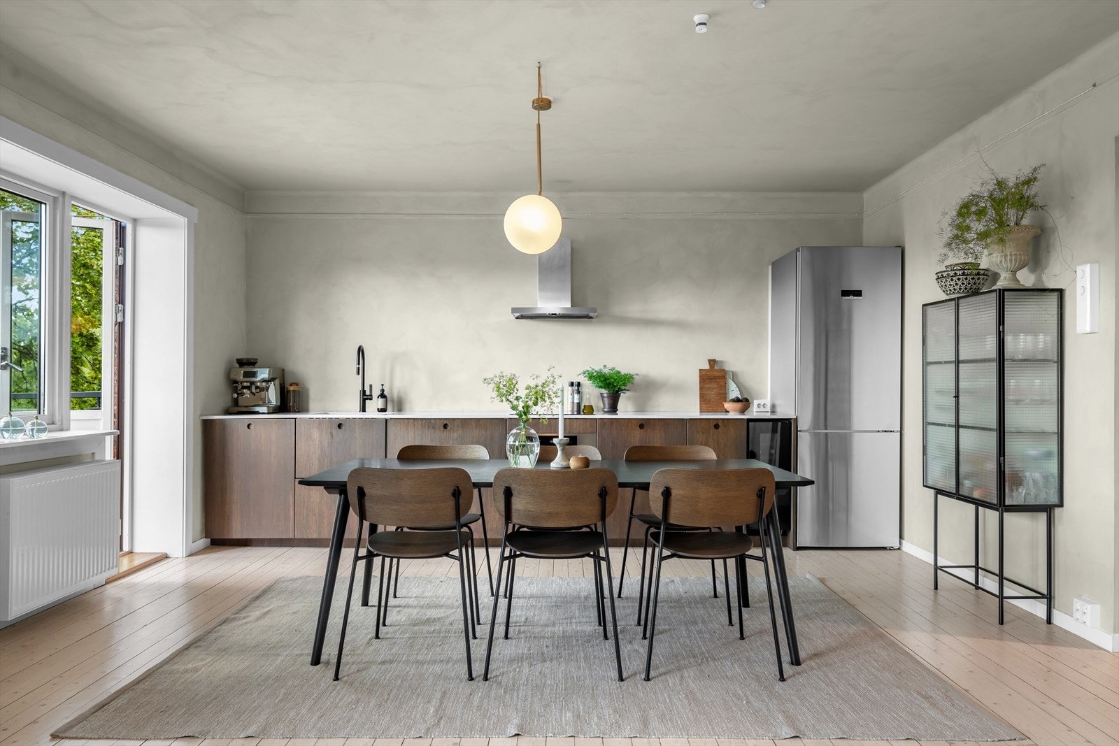 Benkeplate fra Nerostein i kompositt (caesarstone) med underlimt kum i rustfritt stål - Kjøkkenkran med uttrekkbar tut fra Tapwell Galleribilde