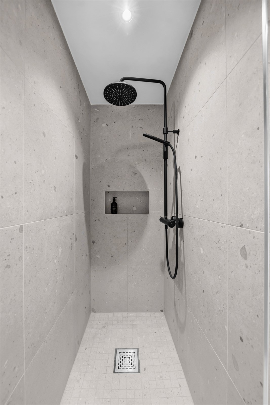 Romslig dusj på gulv med waterfall fra Tapwell - innebygget vegghylle Galleribilde