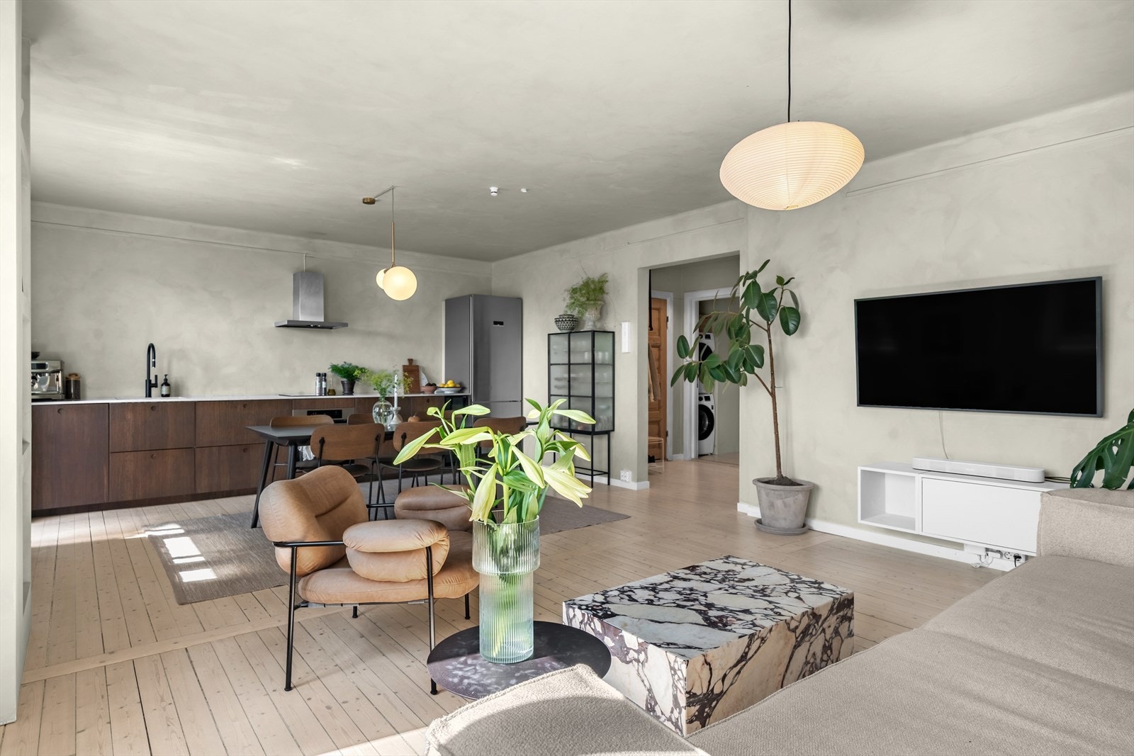 Planløsningen ble bl.a. optimalisert med et stort oppholdsrom med stue og kjøkken i åpen løsning Galleribilde