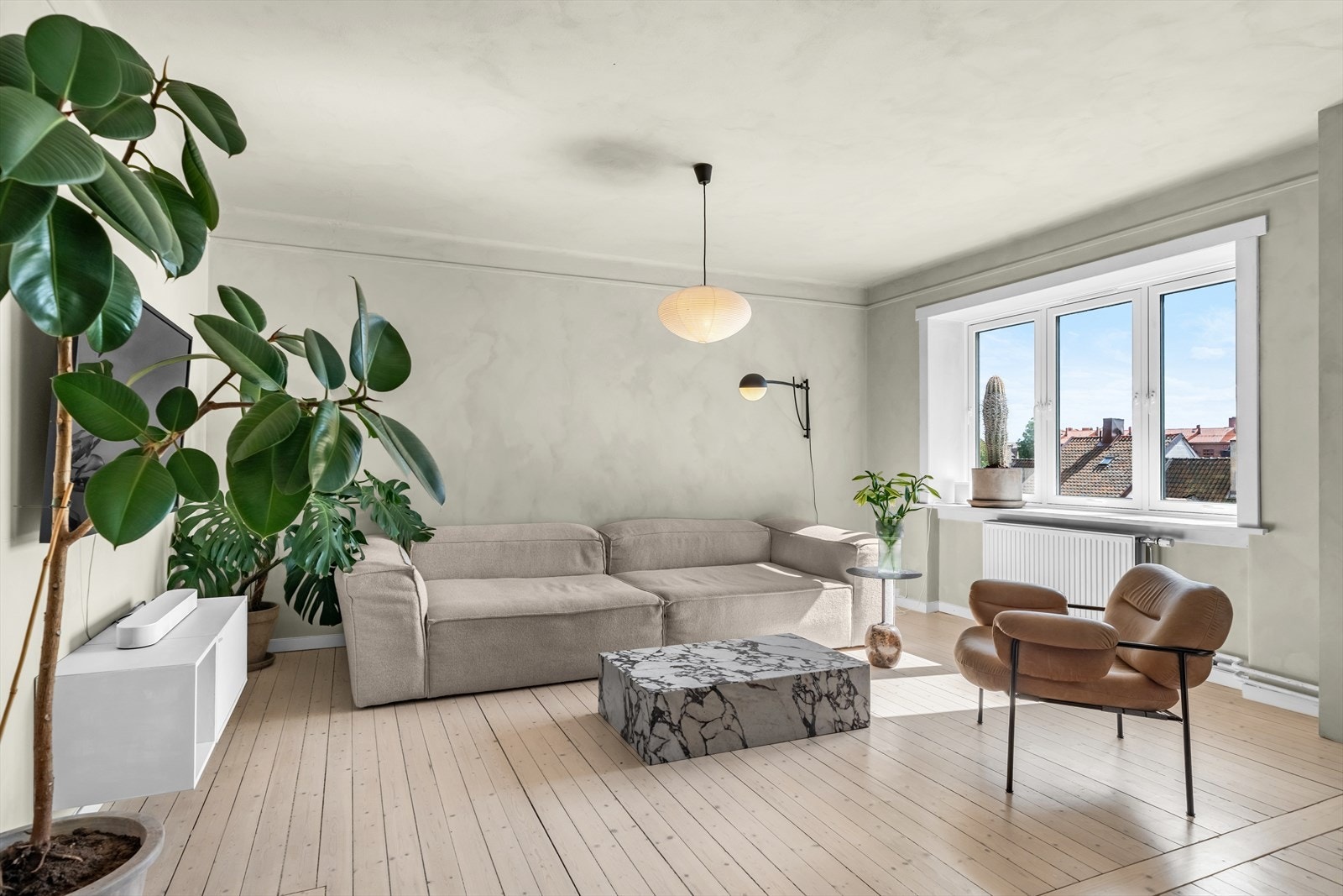 Videre er det plass til sofagruppe, TV-seksjon og øvrig møblement Galleribilde