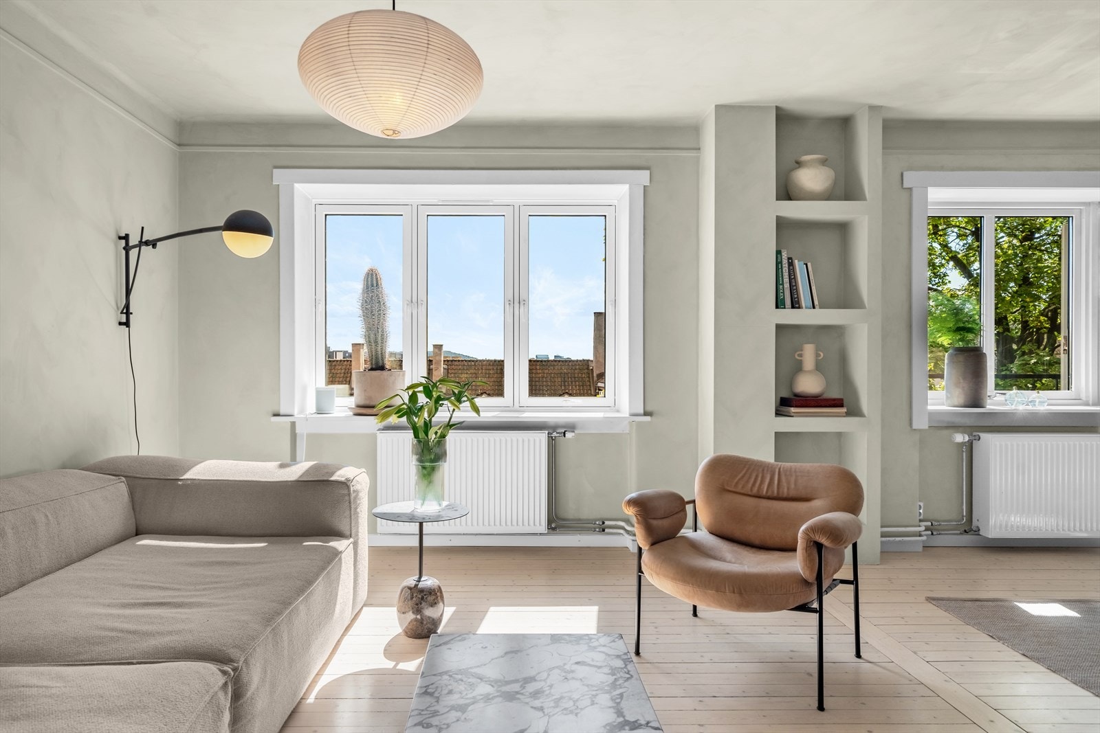 Snekkertilpassete hyller og originale trebord gir leiligheten karakter Galleribilde