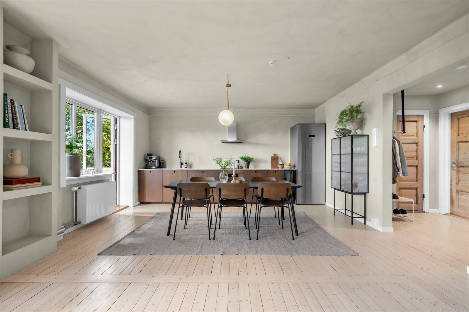 Integrert stekeovn, platetopp, oppvaskmaskin og vinskap samt frittstående kjøleskap medfølger salget Galleribilde