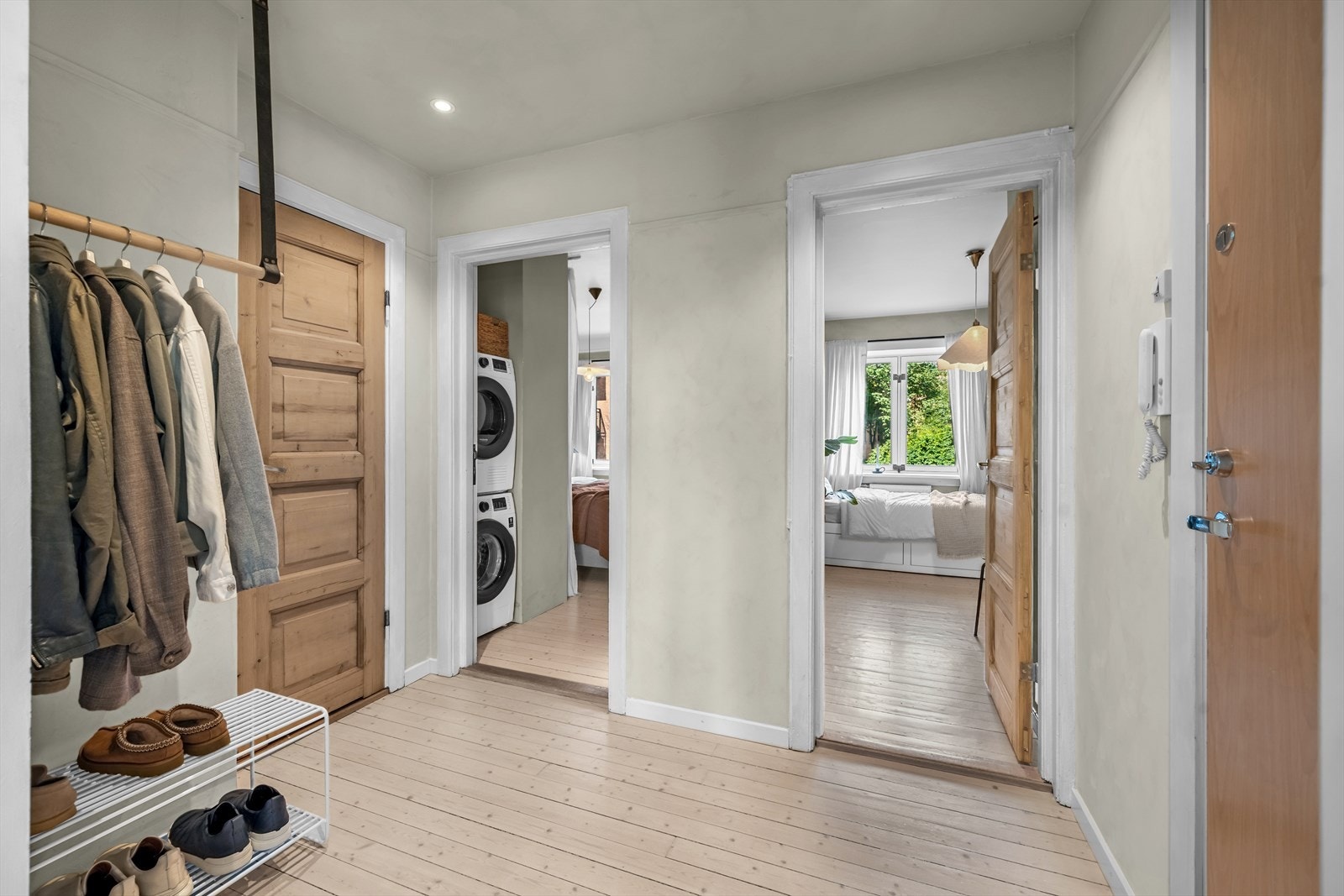 Romslig entré med god plass til oppbevaring av sko og yttertøy Galleribilde