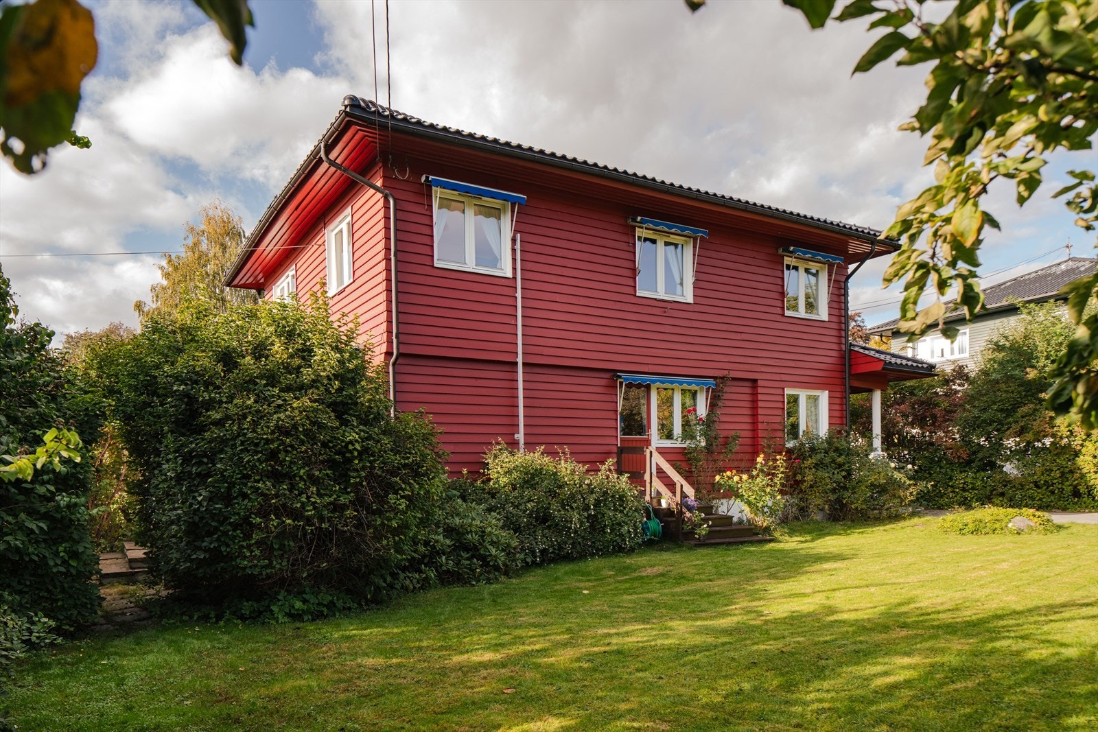 Idyllisk hage, flere solrike uteplasser Galleribilde