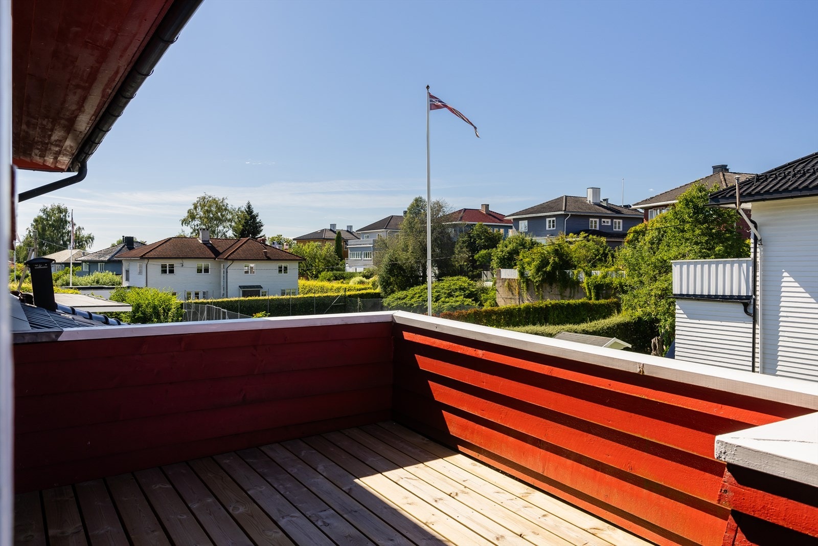 Stor terrasse i andre etasje med kveldssol Galleribilde