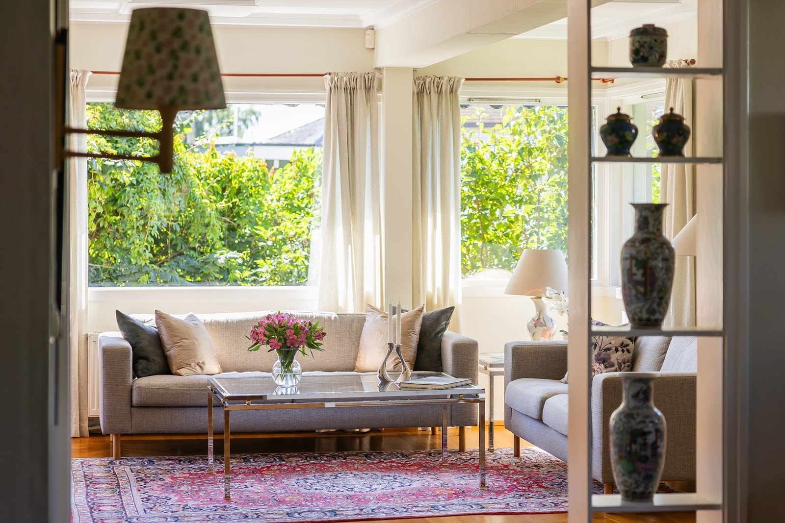 Store vindusflater som gir rikelig med naturlig lys Galleribilde