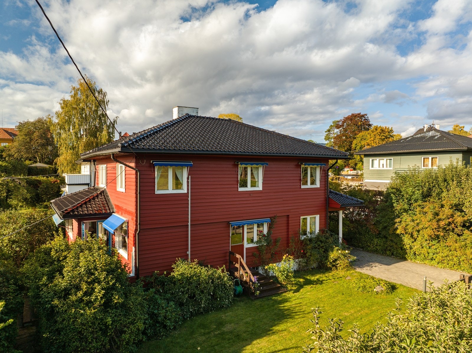 Gårdsplass med parkering, samt garasje med lagring Galleribilde