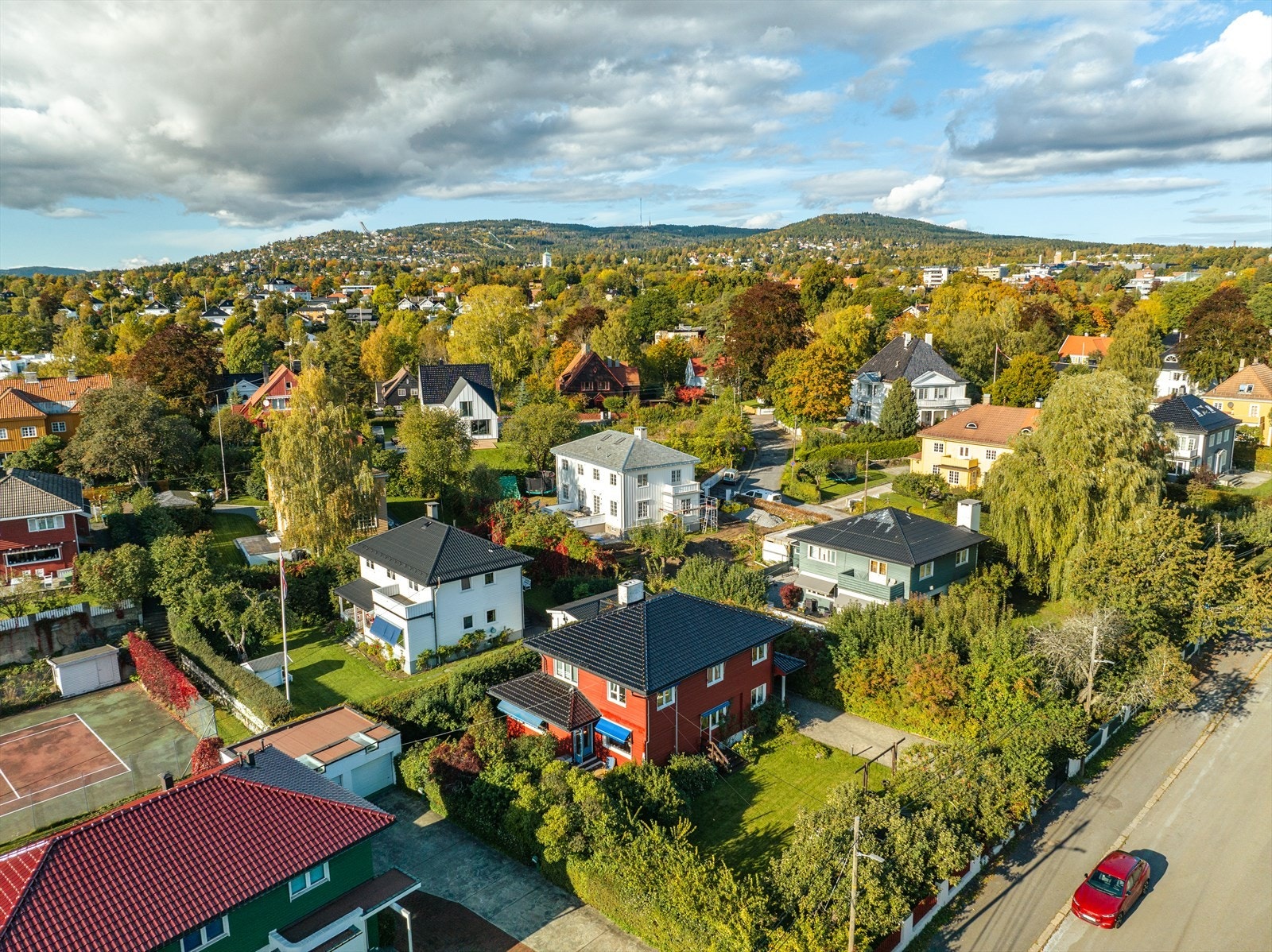 Få steder i Oslos villastrøk finner vi hele gateløp som er så uendret. Den første utbyggingen kom langs Villaveien, med nybarokke og nyklassisistiske villaer fra perioden 1915-1929. Galleribilde