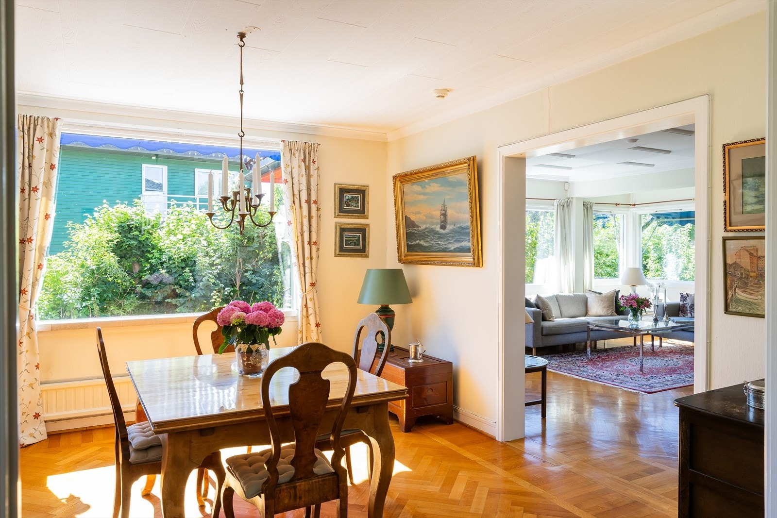 Nydelig spisestue med plass til mange gjester Galleribilde