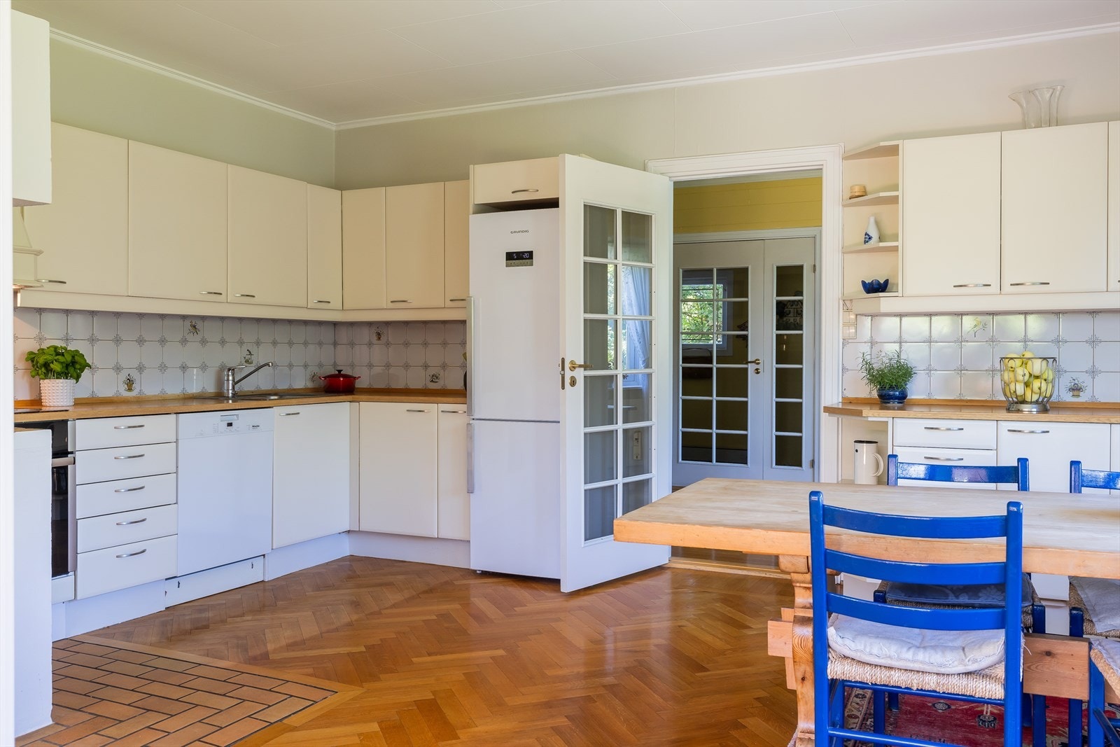 Kjøkkenet er romslig med mye skapplass Galleribilde