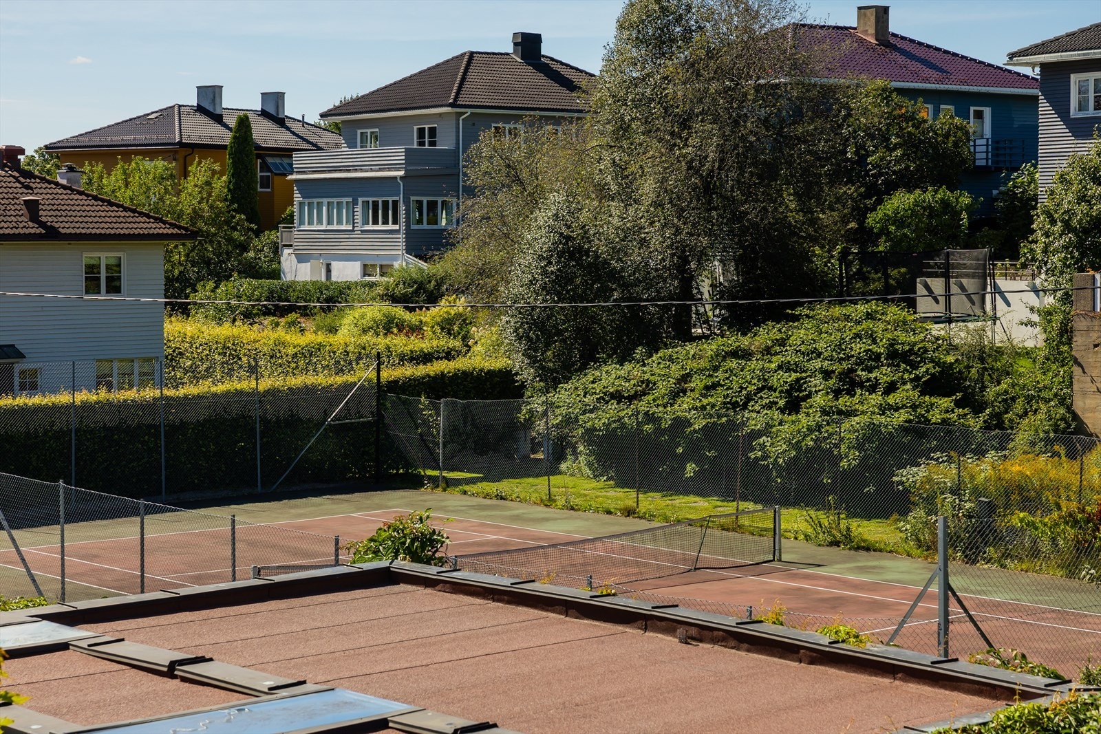 Mellom Apalveien og Villaveien ligger en tennisbane. Flyfoto viser at denne ble etablert på 1930-tallet. Tennisbanen er omkranset av funkishus og er en viktig del av dette miljøet, da ønsket om rekreasjon, helse og sunnhet var blant funksjonalismens grunn Galleribilde