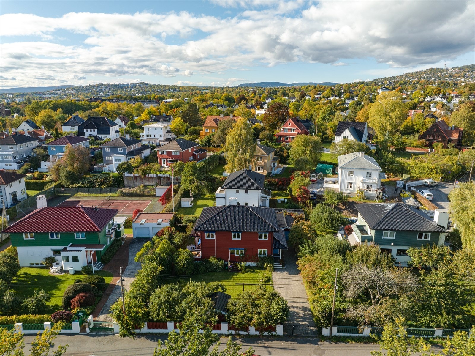 Området Villaveien/Apalveien/Lille Frøens vei er et meget enhetlig og godt bevart område. Byggene holder høy arkitektonisk kvalitet. Galleribilde