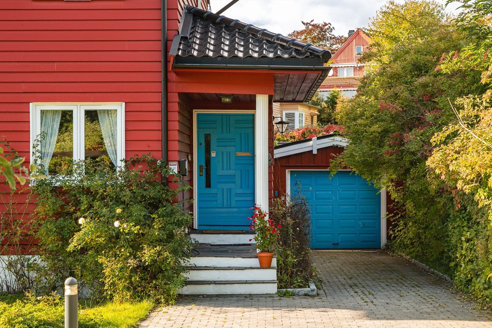 Gårdsplass med parkering, samt garasje med lagring Galleribilde