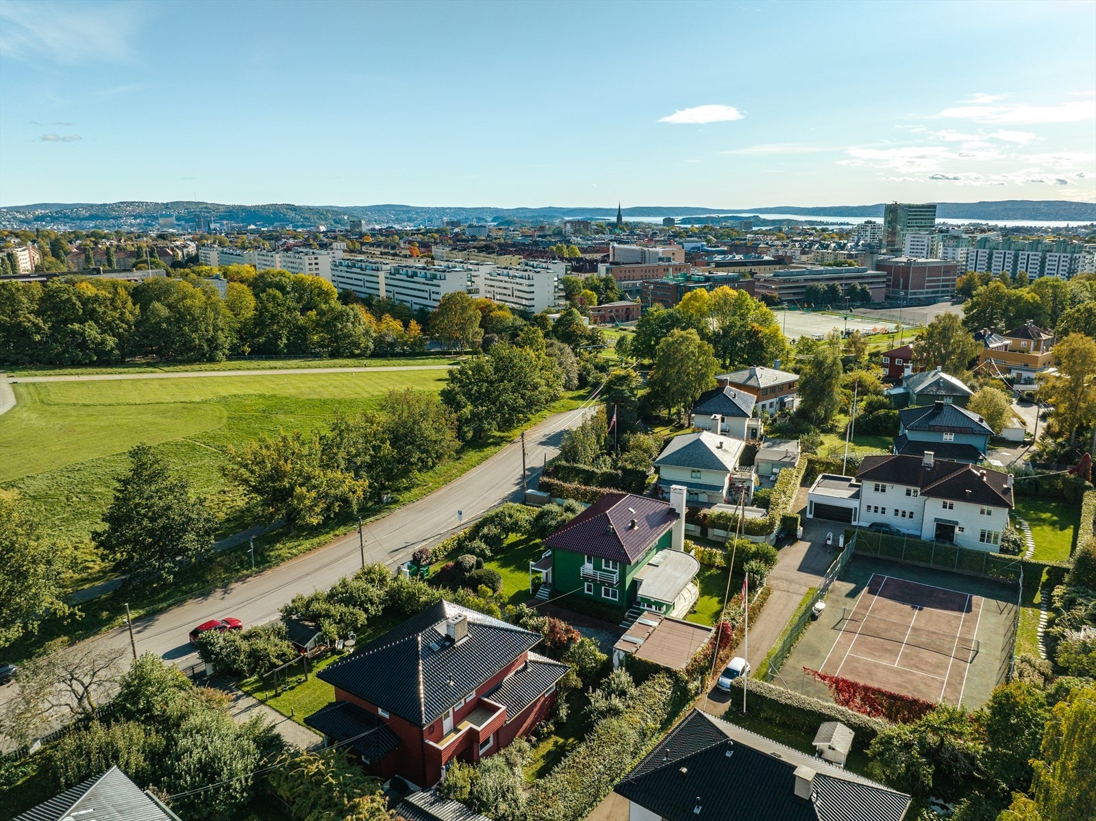 Mellom Apalveien og Villaveien ligger en tennisbane. Flyfoto viser at denne ble etablert på 1930-tallet. Tennisbanen er omkranset av funkishus og er en viktig del av dette miljøet, da ønsket om rekreasjon, helse og sunnhet var blant funksjonalismens grunn Galleribilde