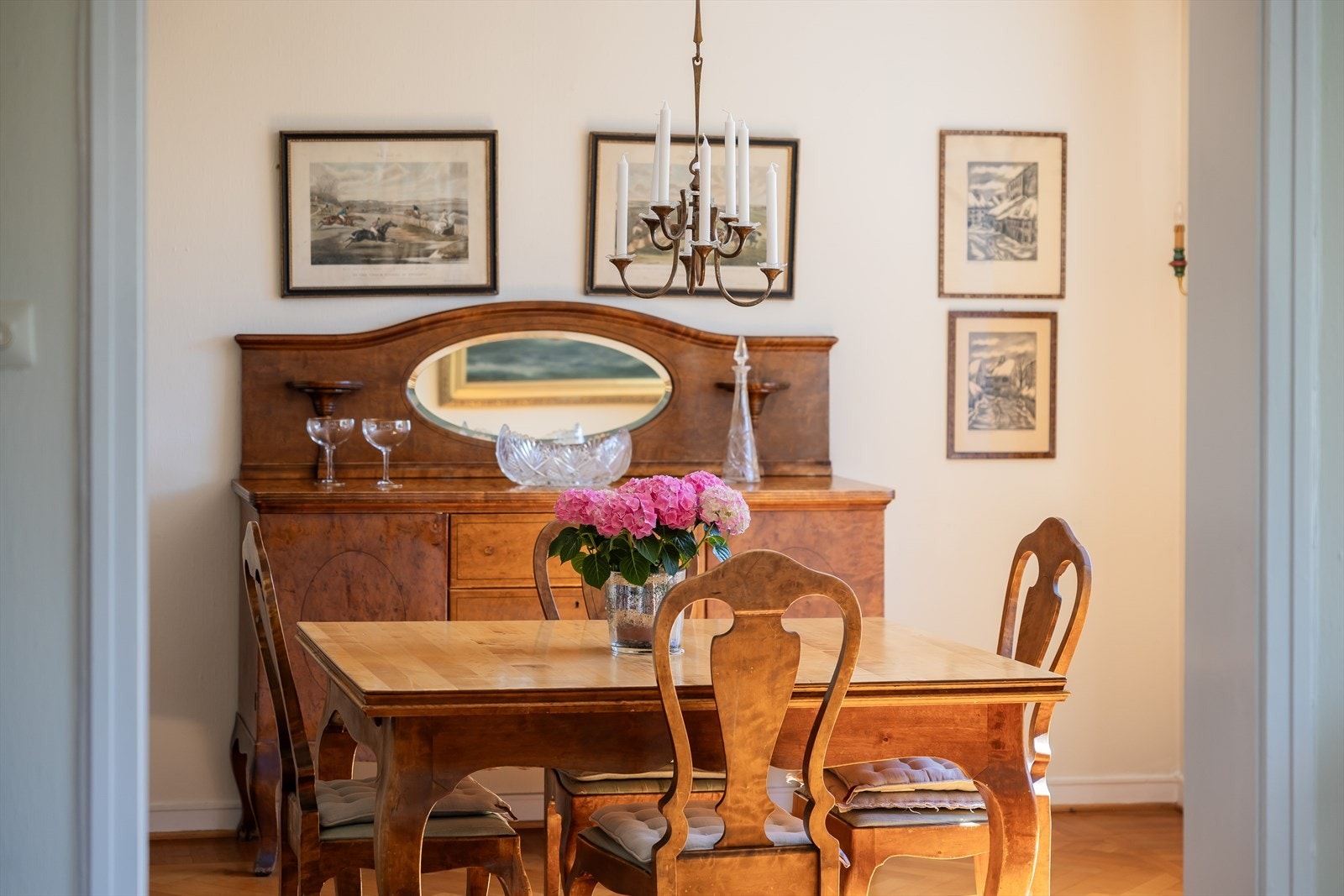 Nydelig spisestue med plass til mange gjester Galleribilde