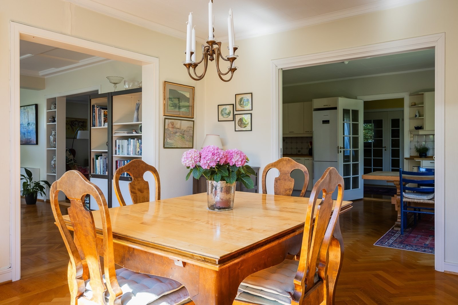 Nydelig spisestue med plass til mange gjester Galleribilde