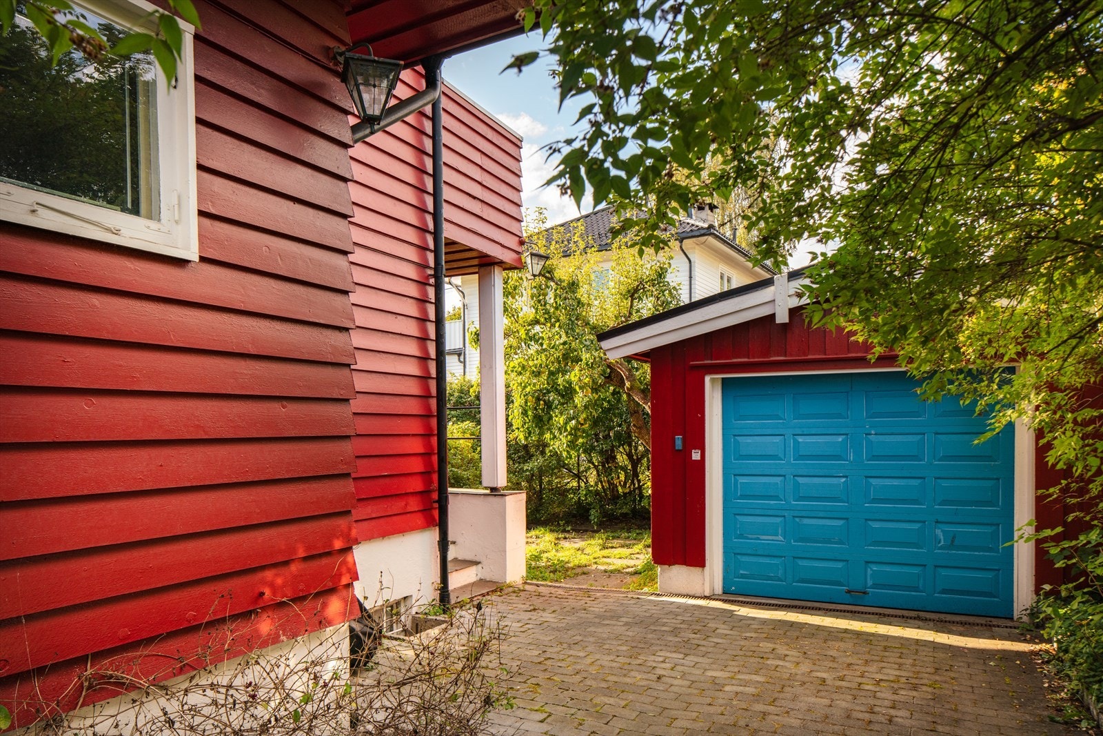 "Bak inngangen" Galleribilde