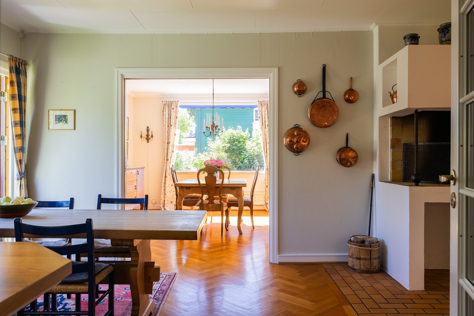 Hyggelig kjøkken med "Grue peis" Galleribilde