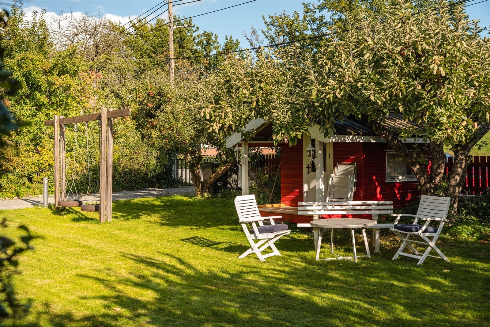 Hyggelig hage med lekestativ og dukkestue Galleribilde