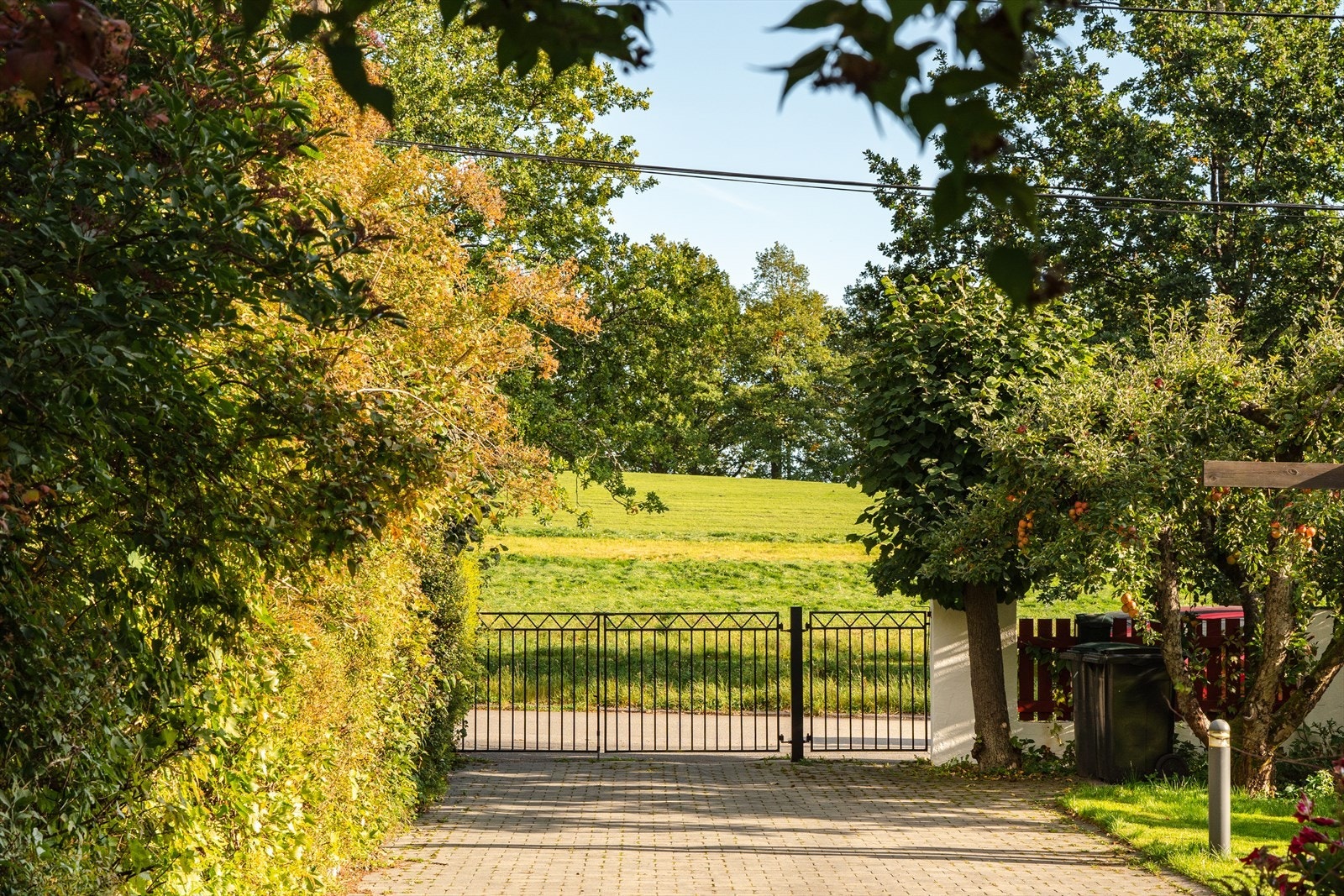 Gårdsplass med parkering, samt garasje med lagring Galleribilde