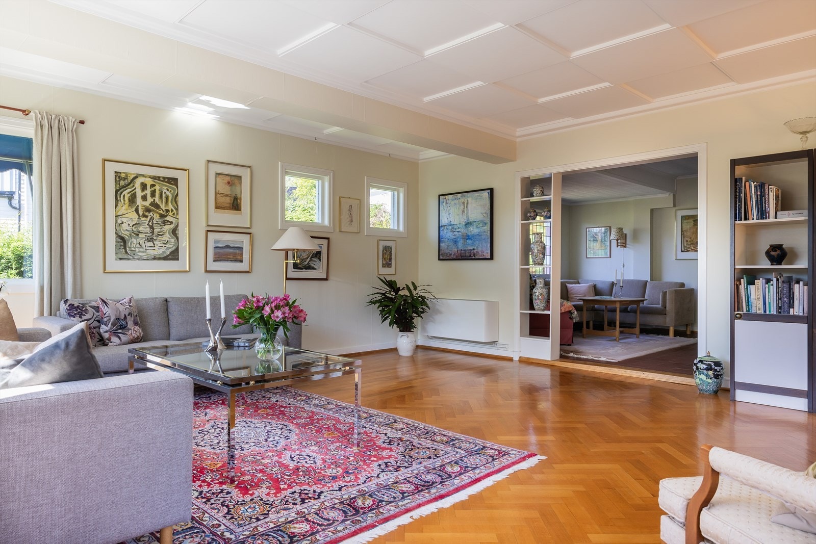 Pene detaljer med fiskebensgulv og sjatteringer i himlingen Galleribilde