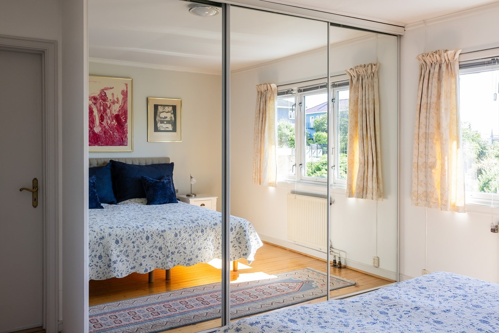 Stor skyvedørsgarderobe med speil Galleribilde