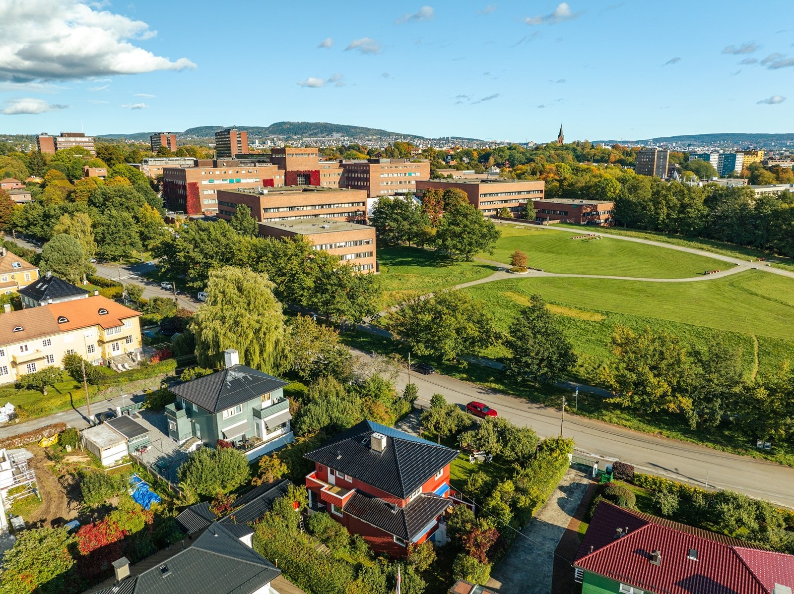 Langs Apalveien, i bakkant opp mot Villaveien og i stikkveien inn fra Lille Frøens vei ble det fra 1929-32 oppført villaer i funksjonalistisk stil, de fleste tegnet av to av våre fremste arkitekter fra perioden, Arne Korsmo og Sverre Aasland. Galleribilde