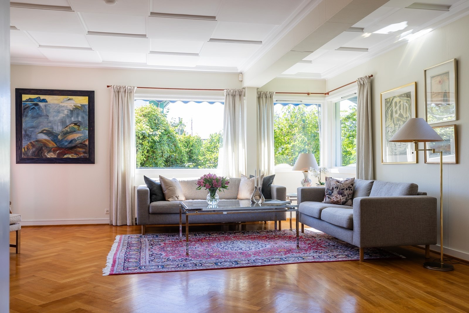 De store vinduene slipper den Frodige hagen nesten inn i huset Galleribilde