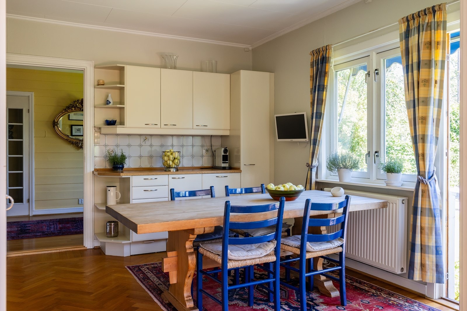 Oppvarming med peis og vannbåren varme fra egen energibrønn til radiatorer Galleribilde